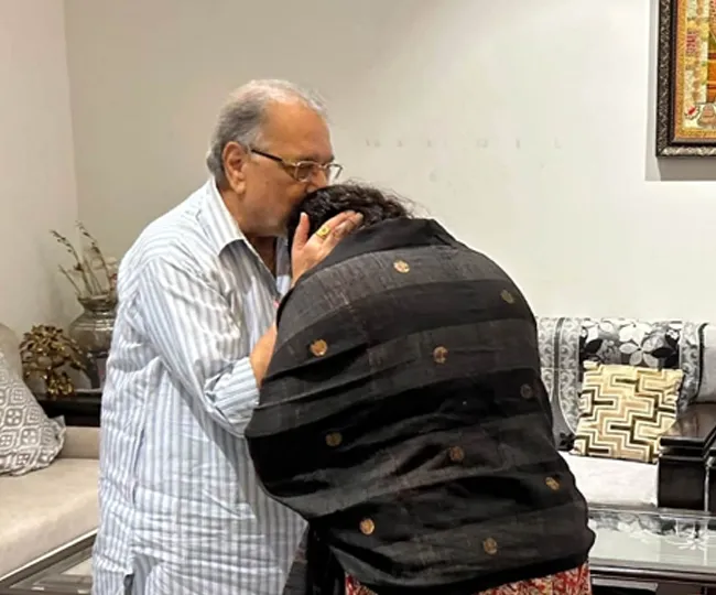 नवनिर्वाचित राज्यसभा सदस्य श्रुति गंगवार को आशीर्वाद देते भाजपा के पूर्व राष्ट्रीय कोषाध्यक्ष राजेश अग्रवाल। इंटरनेट मीडिया